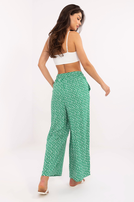 Rohelisest kangast alataskutega...