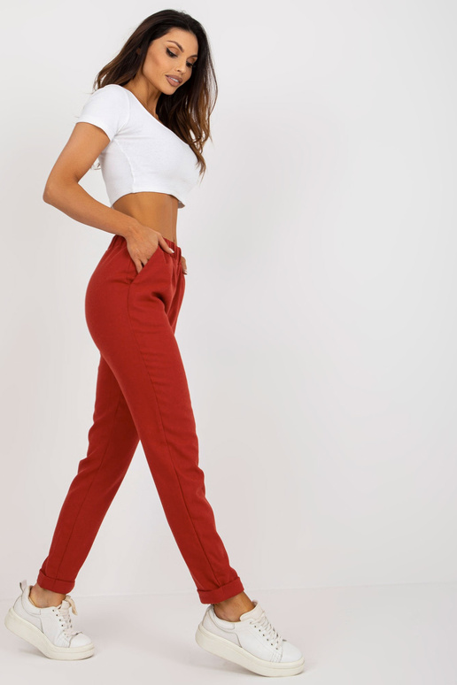 Tumeoranžist kangast taskutega püksid