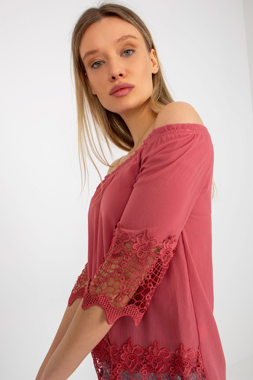 Määrdunud roosa ažuurse kaunistusega...