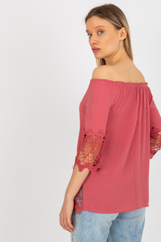 Määrdunud roosa ažuurse kaunistusega...