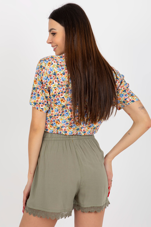 Khakivärvi ujuvad vabaaja lühikesed...