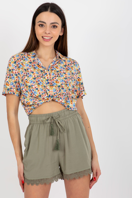 Khakivärvi ujuvad vabaaja lühikesed...