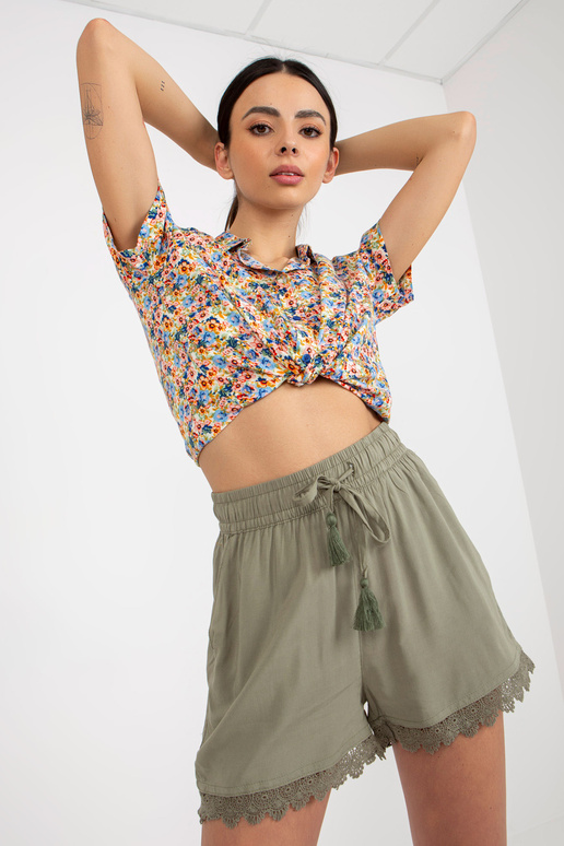 Khakivärvi ujuvad vabaaja lühikesed...