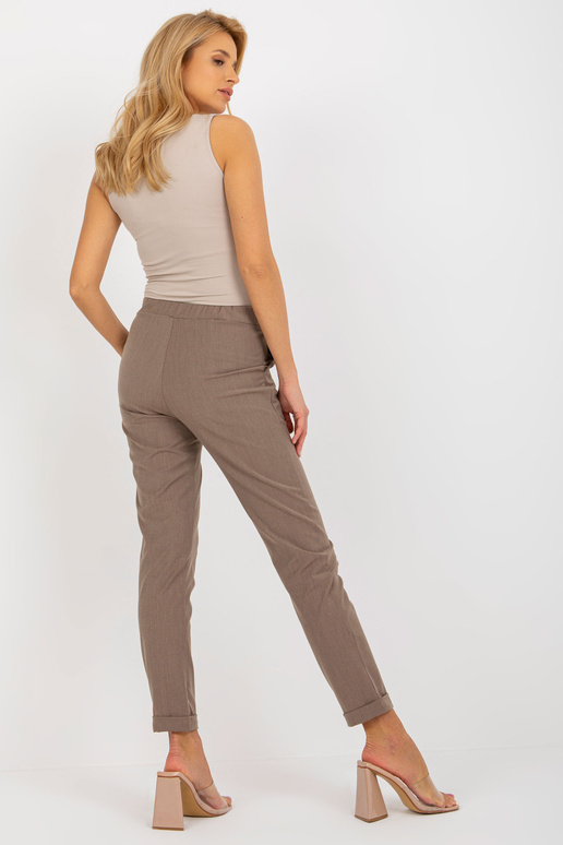 Pruunist kangast taskutega...