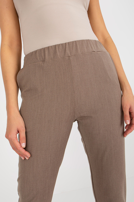 Pruunist kangast taskutega...