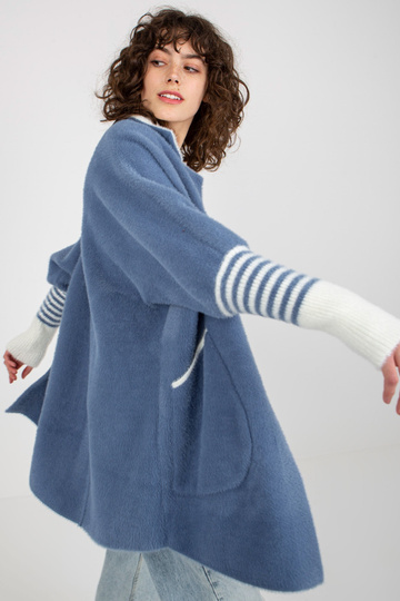 Tumesinine taskutega naiste...