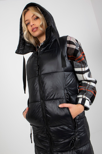 Must pikk kapuutsiga...