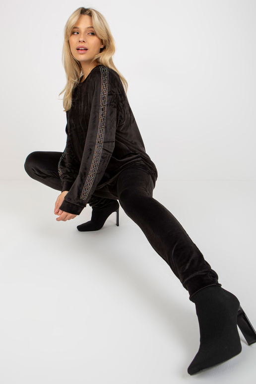 Must naiste veluurkomplekt kivide...