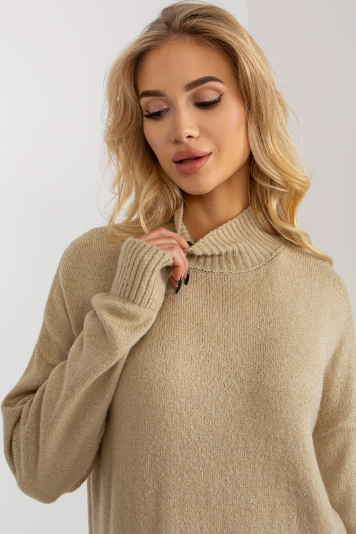 Beež pikk poolkaelus ja taskutega...