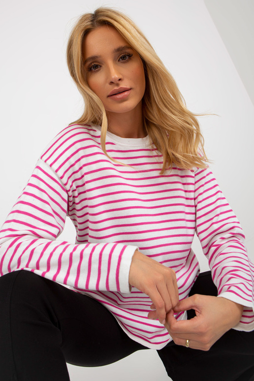 Valge ja helelilla triibuline kampsun...