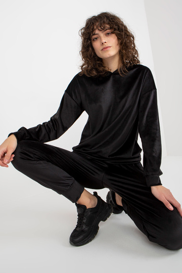 Must naiste veluurkomplekt...