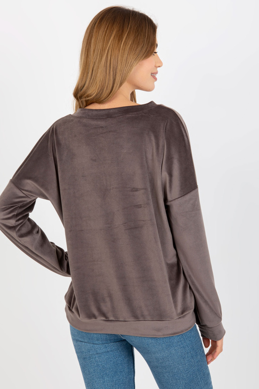 Tumehall veluurist kapuutsita...