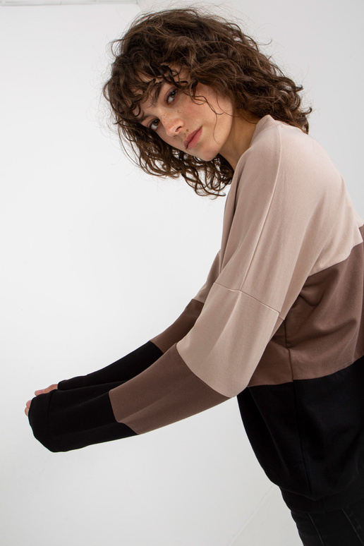 Beež ja must naiste V-kaelusega...