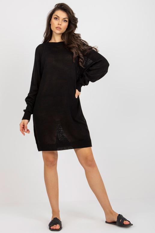 Must avara ümara kaelusega kootud kleit