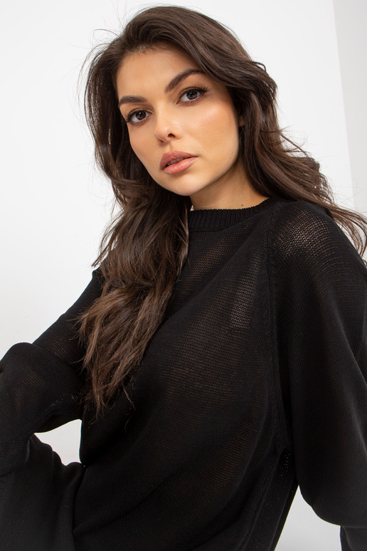 Must avara ümara kaelusega kootud kleit