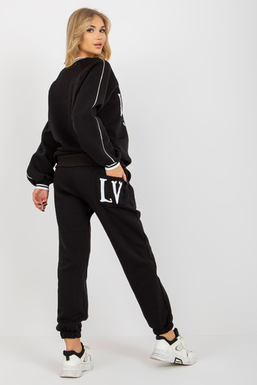 Must naiste ülisuure... 2