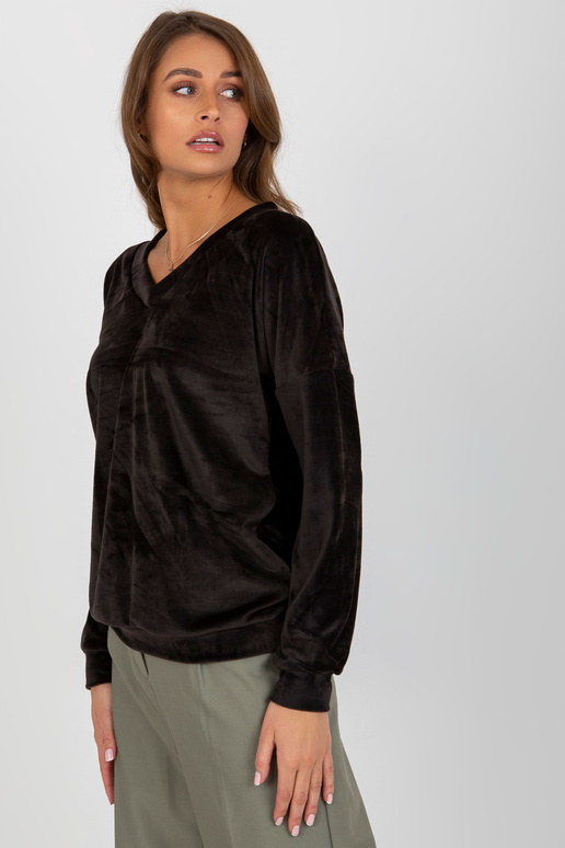 Must veluurist kapuutsita V-kaelusega...