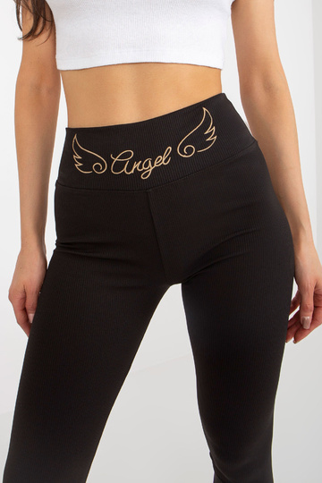 Mustad soonikkoes retuusid,...