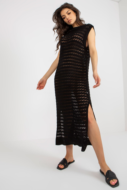 Must lõhikutega kootud rannakleit