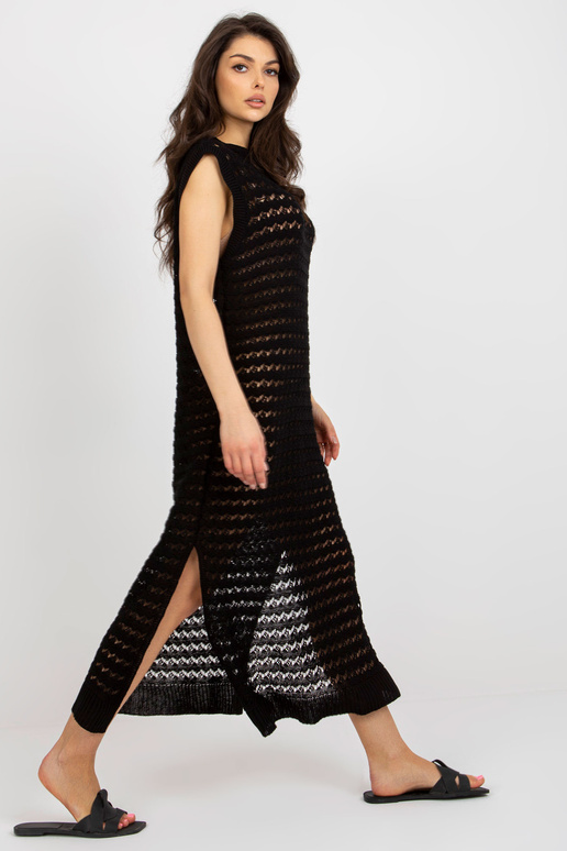 Must lõhikutega kootud rannakleit