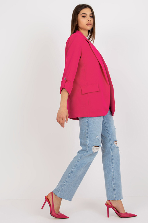 Roosa üleskeeratavate varrukatega...