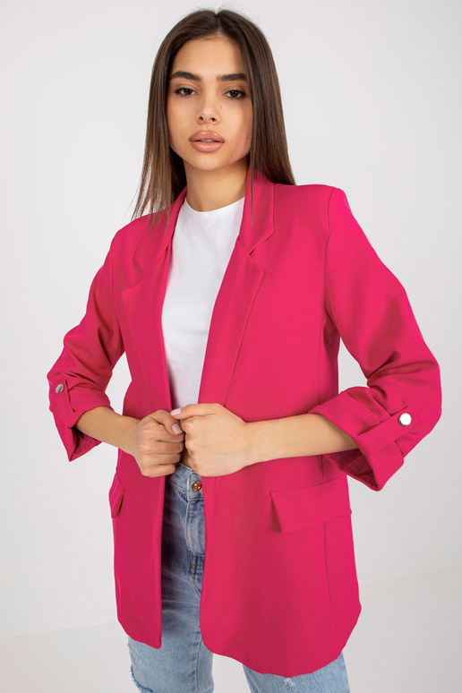 Roosa üleskeeratavate varrukatega...