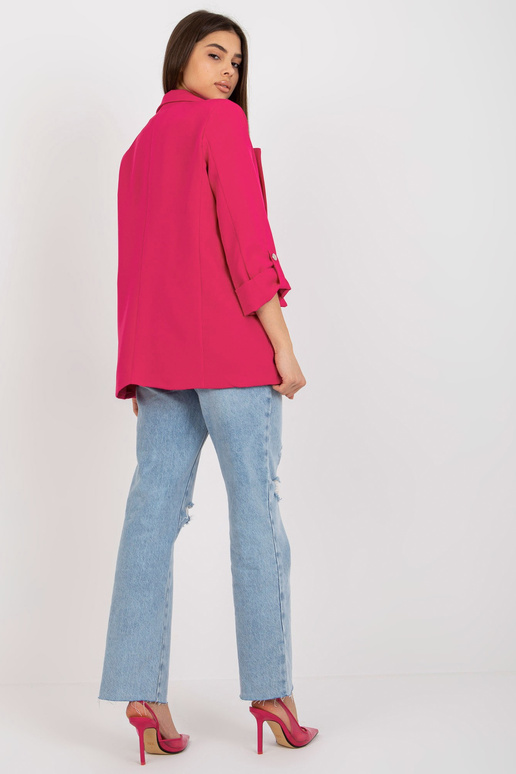 Roosa üleskeeratavate varrukatega...