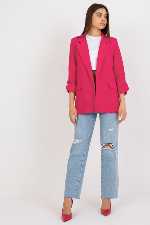 Roosa üleskeeratavate varrukatega...