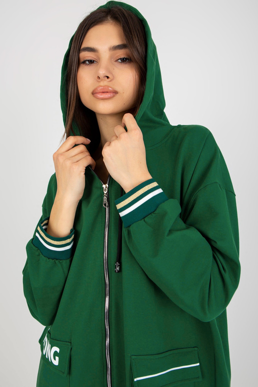 Tumeroheline pikk kampsun kirjadega...