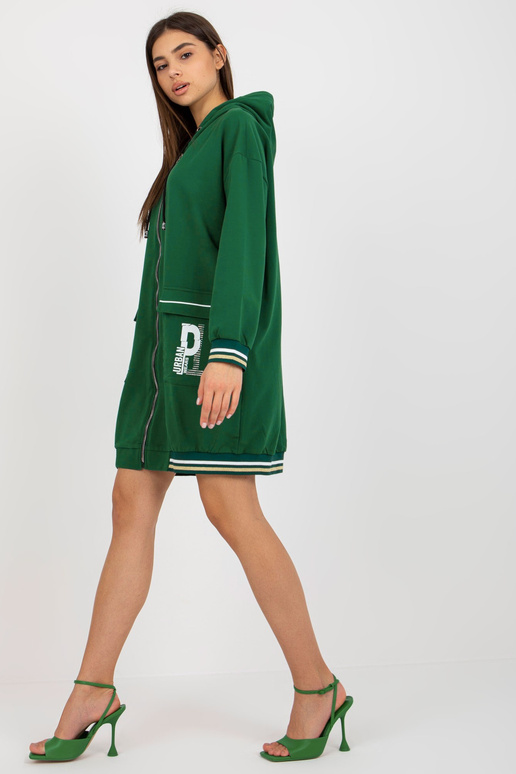 Tumeroheline pikk kampsun kirjadega...