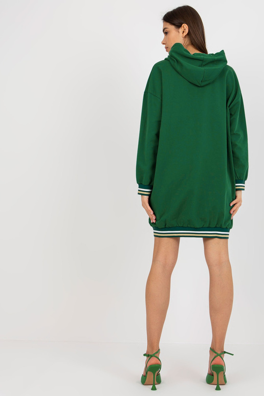 Tumeroheline pikk kampsun kirjadega...