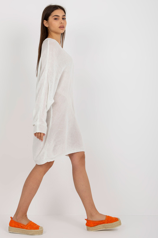 Valge vaba kootud kleit suveks