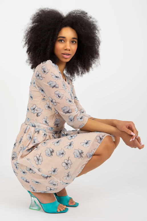 Beež laienev kleit trükise ja 3/4... Beež laienev kleit trükise ja 3/4...