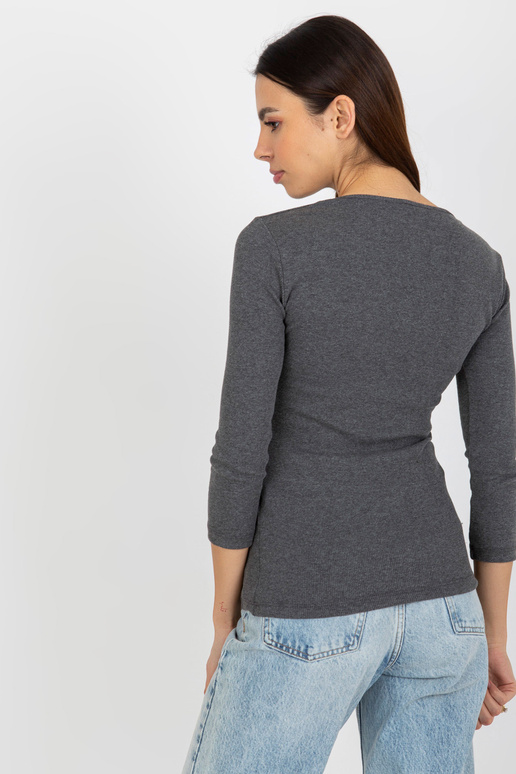 Tumehall soonikuga pluus kaeluses...