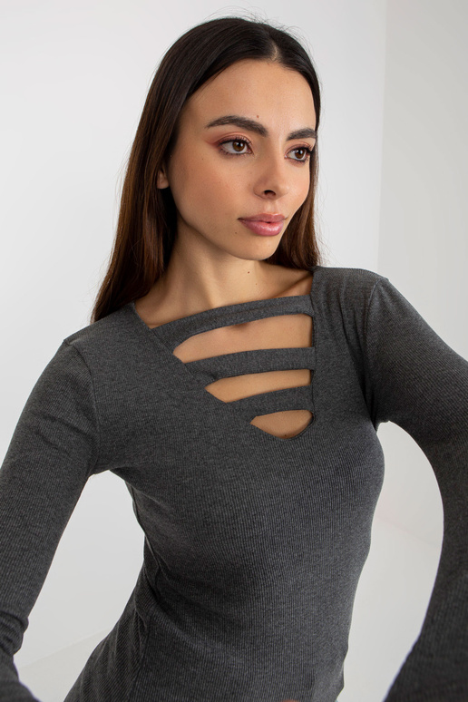 Tumehall soonikuga pluus kaeluses...