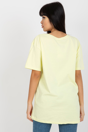 Kollane lahtine T-särk kirjaga 2