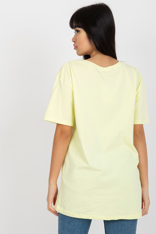 Kollane lahtine T-särk kirjaga