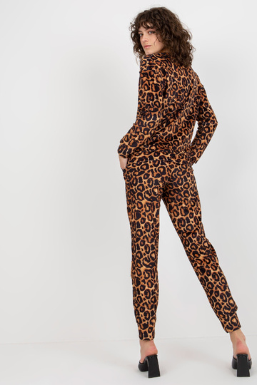 Tumebeeži ja musta värvi...