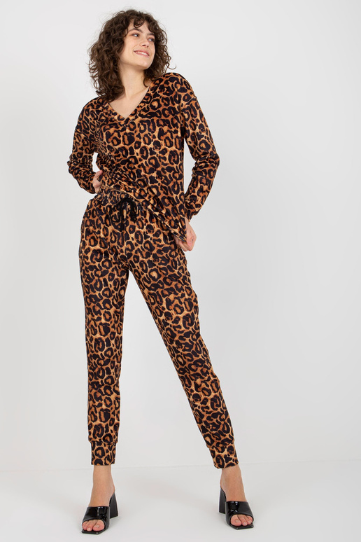 Tumebeeži ja musta värvi naiste... Tumebeeži ja musta värvi naiste...