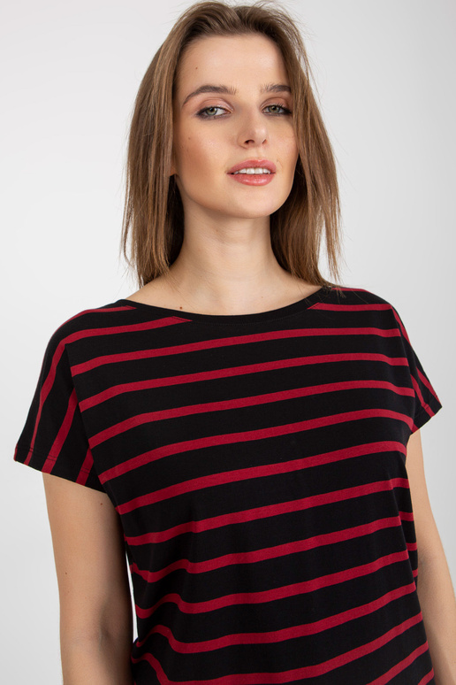 Must ja punane T-särgi kaelus seljal... Must ja punane T-särgi kaelus seljal...