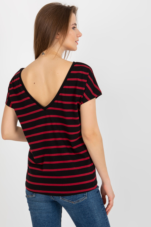 Must ja punane T-särgi kaelus seljal... Must ja punane T-särgi kaelus seljal...