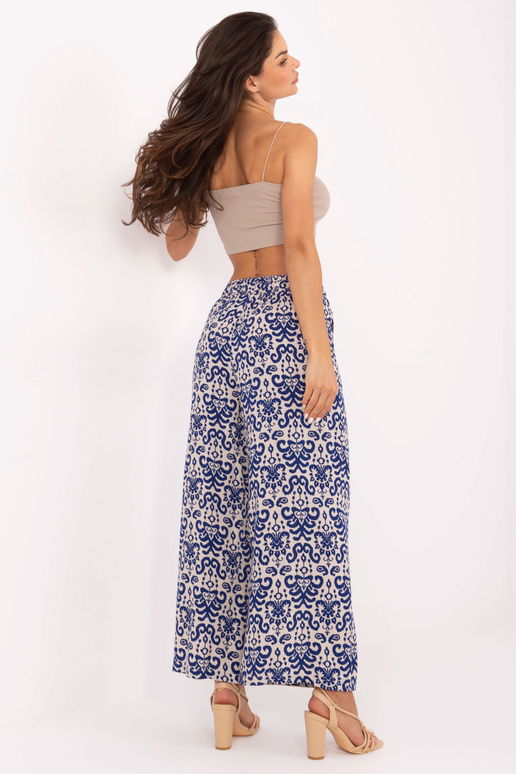 Sublevel sügavsinisest kangast...