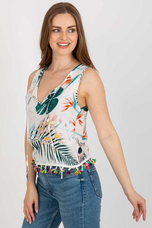 Valge pluus trükise ja lipsuga kaeluses