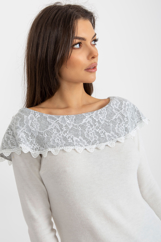 Paljaste õlgade ja pitsiga beež ja...