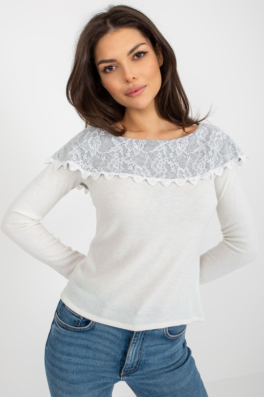 Paljaste õlgade ja pitsiga beež ja...