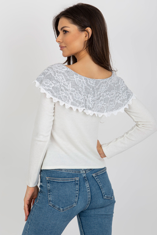 Paljaste õlgade ja pitsiga beež ja...