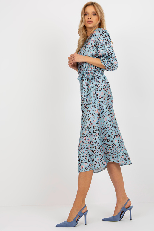 Helesinine leopterni kokteilikleit vööga