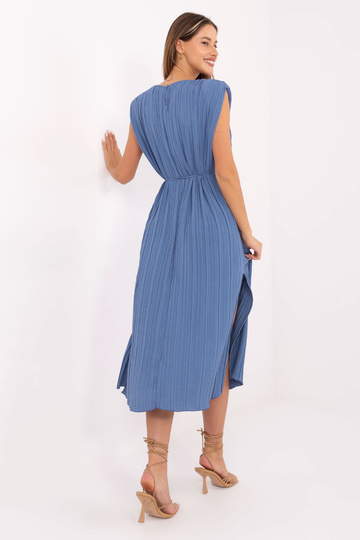 Tumedalt sinine kleit