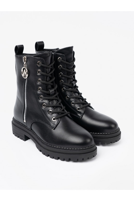  Mustad saapad z metalowym detalem