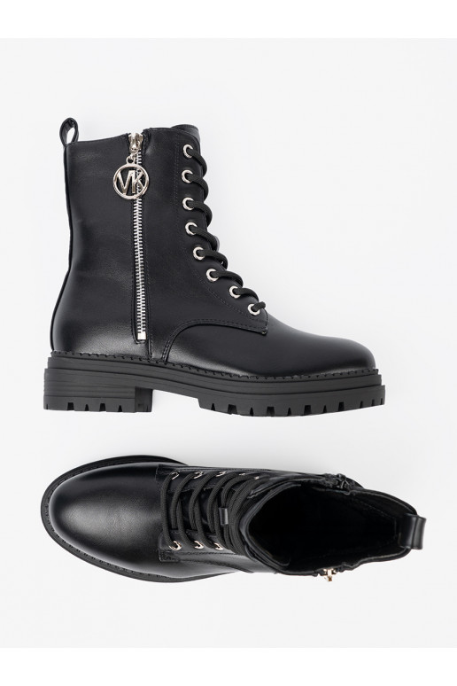  Mustad saapad z metalowym detalem